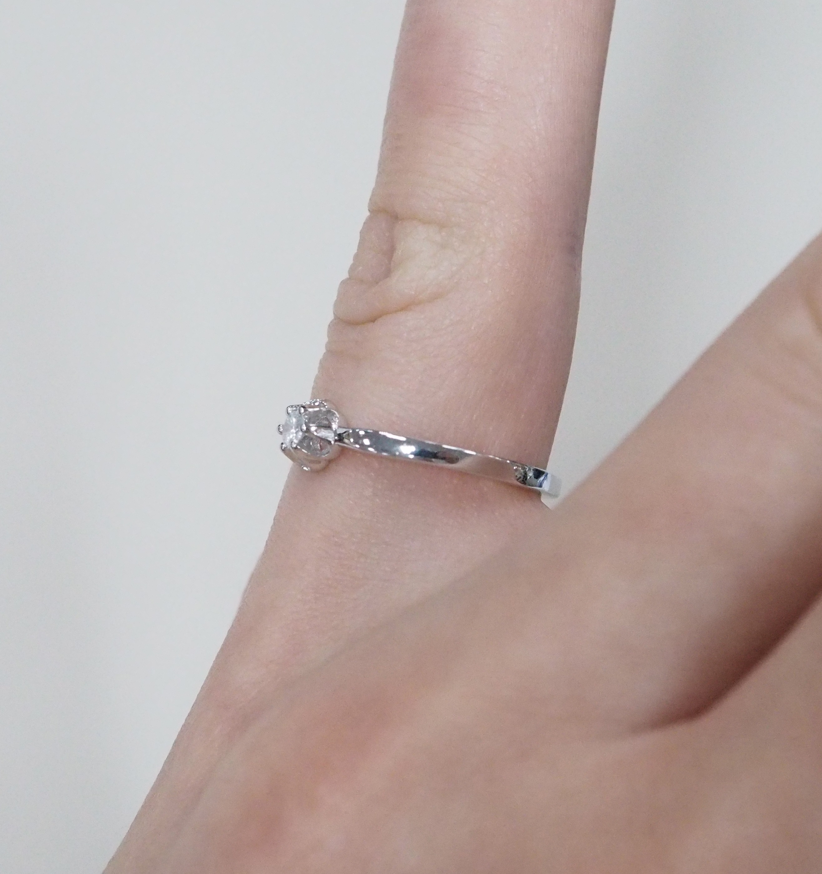 Серебряное кольцо с бриллиантом